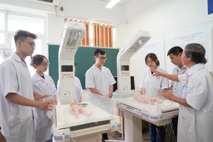 Giảng viên và sinh viên Trường Đại học Đại Nam. Ảnh: ĐNU