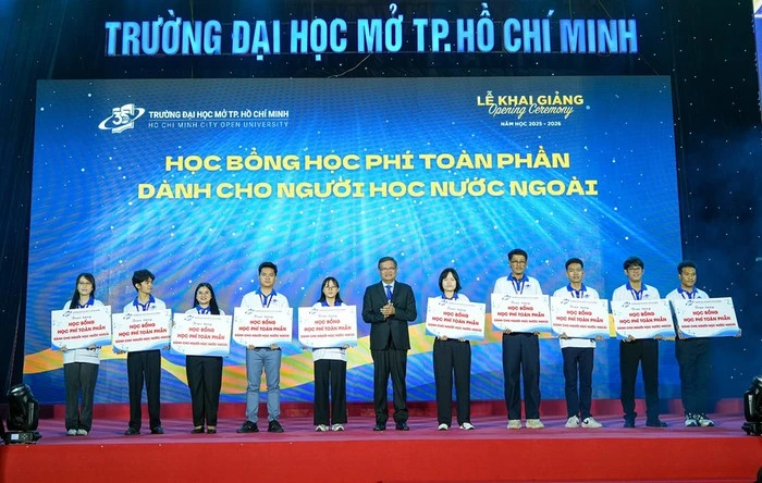 Trường Đại học Mở Thành phố Hồ Chí Minh có nhiều chế độ khen thưởng, chính sách học bổng dành cho sinh viên trúng tuyển mới và những sinh viên đang theo học, cựu sinh viên. Ảnh: Website nhà trường. Trường Đại học Mở Thành phố Hồ Chí Minh có nhiều chế độ khen thưởng, chính sách học bổng dành cho sinh viên trúng tuyển mới và những sinh viên đang theo học, cựu sinh viên. Ảnh: Website nhà trường.