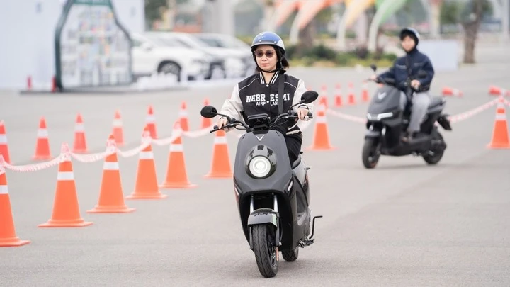 Những mẫu xe máy điện không cần bằng lái - 2
