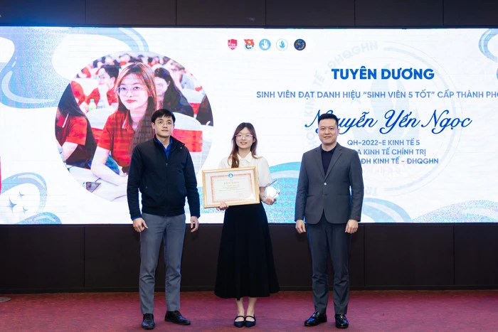 Nguyễn Yến Ngọc nhận danh hiệu “Sinh viên 5 tốt” cấp thành phố. Ảnh: NVCC. nguyen-yen-ngoc-nhan-danh-hieu-sinh-vien-5-tot-cap-thanh-pho-anh-nvcc.jpg