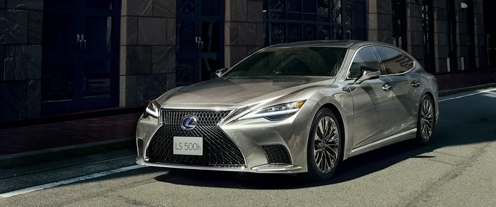 Lexus LS 500h thiết lập mức giá mới đầy cạnh tranh trong phân khúc xe sang.