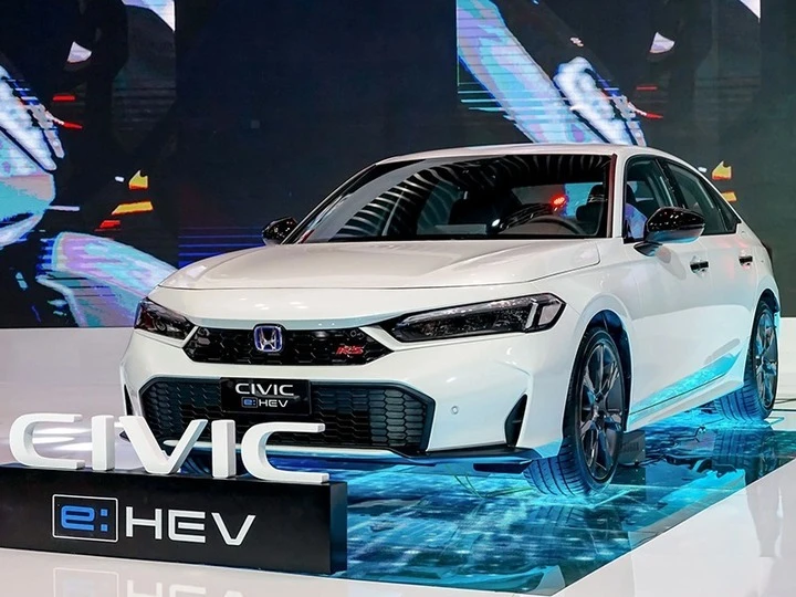 Honda Civic e:HEV RS cân bằng giữa cảm giác lái thể thao và tính kinh tế cao.