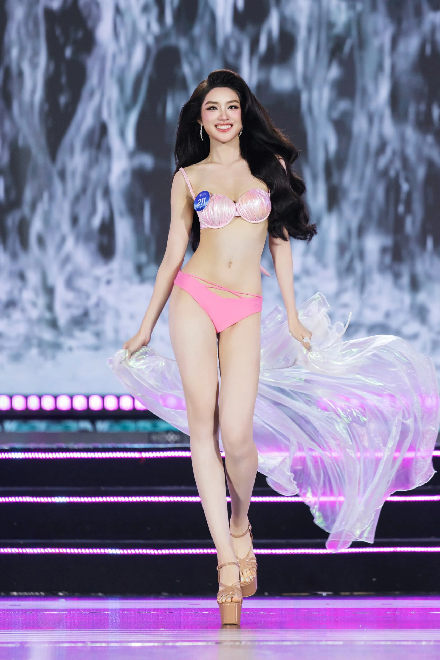 Phan Phương Oanh trong phần thi áo tắm ở đêm chung kết