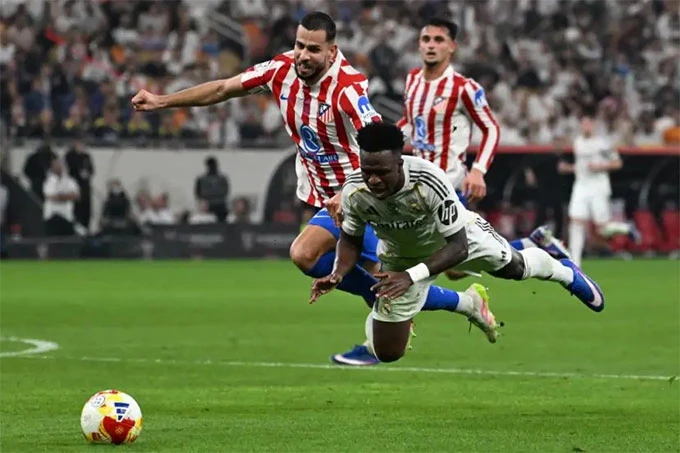 Nhiều cổ động viên cho rằng các trọng tài đang ưu ái cho Real Madrid. realm.png
