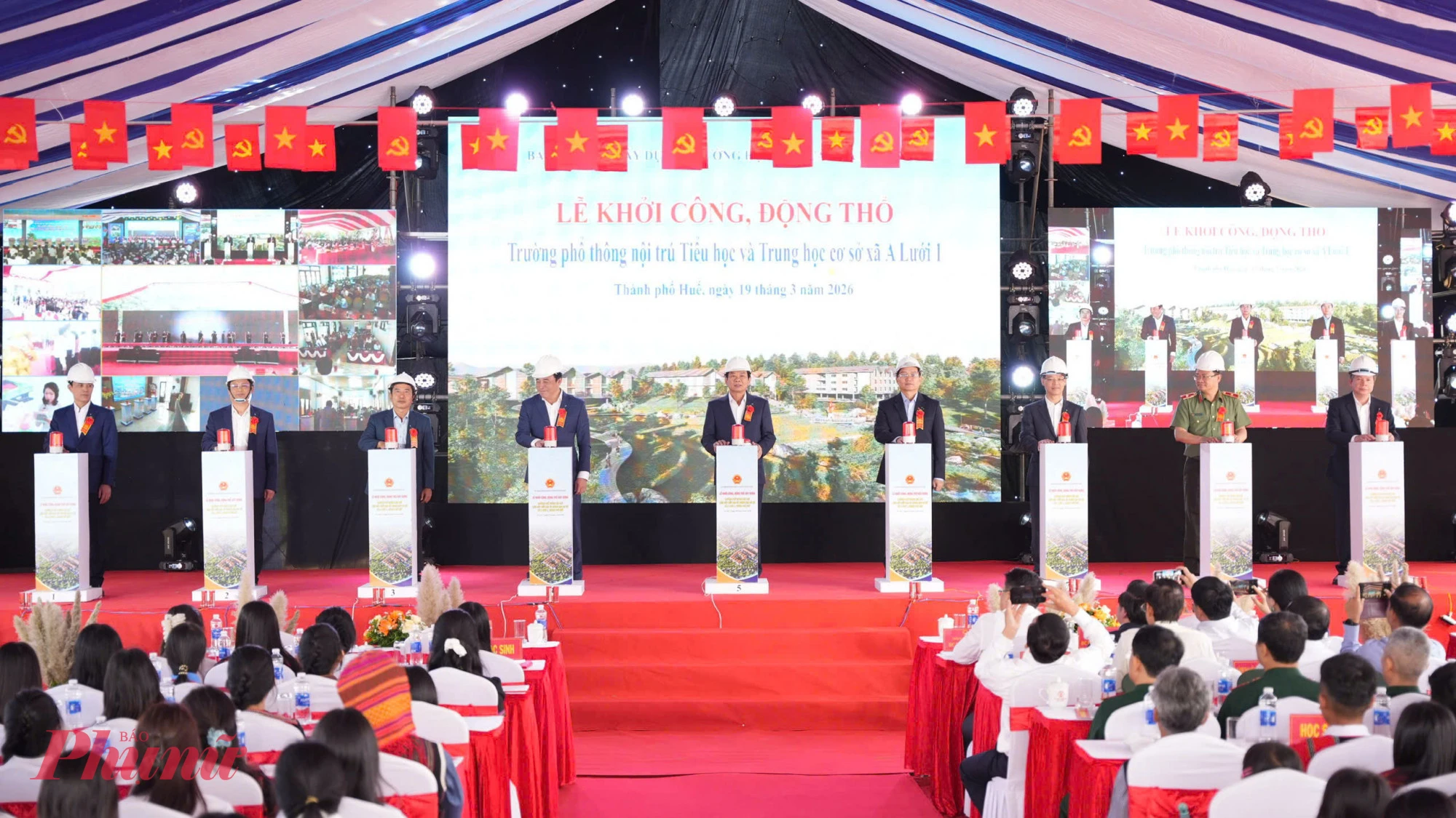 Các đại biểu tham dự lễ khởi công