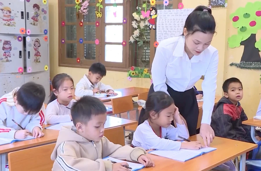 Cô giáo Lương Thị Thuý Hường, giáo viên Trường Tiểu học Kỳ Tân trúng cử đại biểu HĐND tỉnh Thanh Hóa.