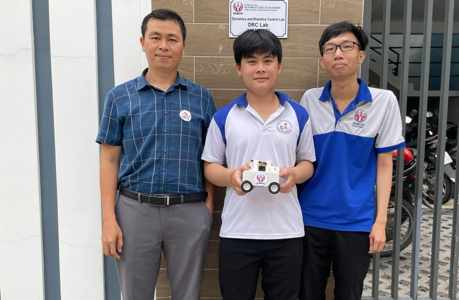 Nhóm nghiên cứu và giảng viên hướng dẫn. Ảnh: Hà An