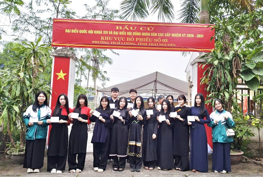 Học sinh Trường PT Dân tộc nội trú THPT số 1 Thái Nguyên với lần đầu tiên được tham gia bầu cử.