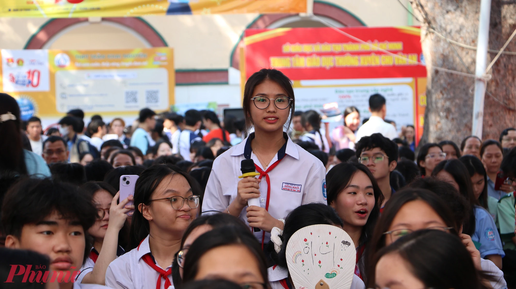 Học sinh đặt câu hỏi với các chuyên gia - Ảnh: Trang Thư