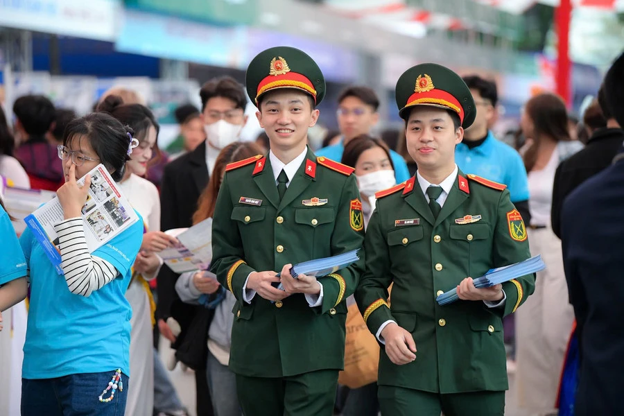 Sinh viên các trường Quân đội tại Ngày hội Tư vấn tuyển sinh, hướng nghiệp.
