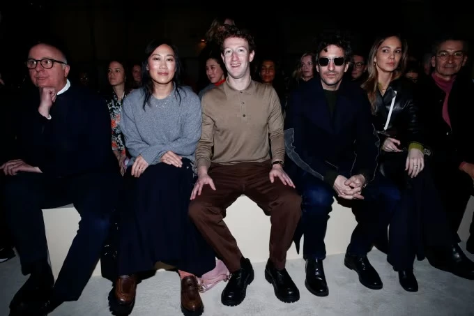 Tỷ phú công nghệ Mark Zuckerberg và bà xã ngồi hàng đầu tại show Prada trong khuôn khổ Milan Fashion Week 2026