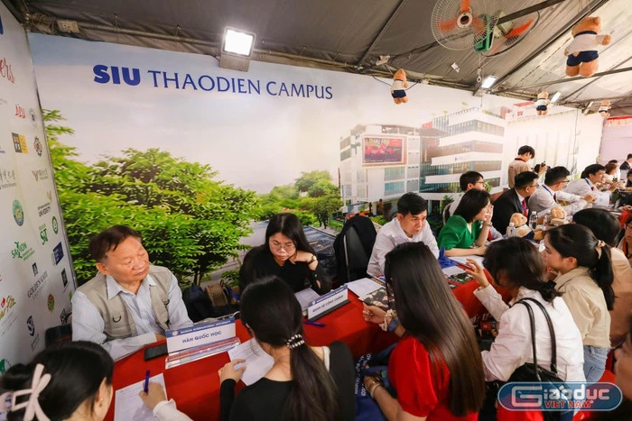 Thí sinh trao đổi trực tiếp với đại diện các trường đại học, cao đẳng ở các gian hàng tư vấn. Ảnh: V.D. gdvn-thutruongphuctvtsb.jpg