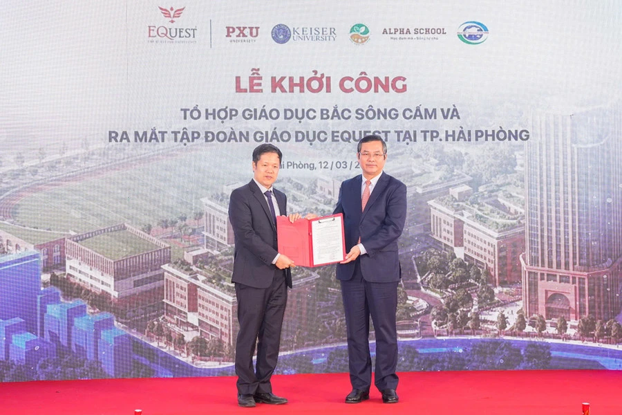 Thứ trưởng Nguyễn Văn Phúc (bên phải) trao Quyết định phê duyệt chủ trương thành lập Phân hiệu Đại học Phú Xuân tại Hải Phòng.