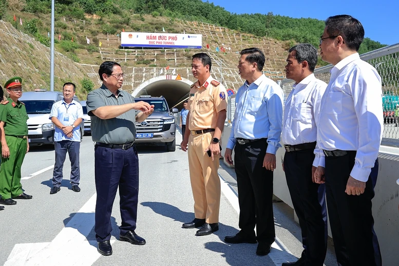 Thủ tướng kiểm tra thực địa các dự án cao tốc, sân bay tại Quảng Ngãi và Gia Lai- Ảnh 1. Thủ tướng kiểm tra thực địa các dự án cao tốc, sân bay tại Quảng Ngãi và Gia Lai- Ảnh 1.