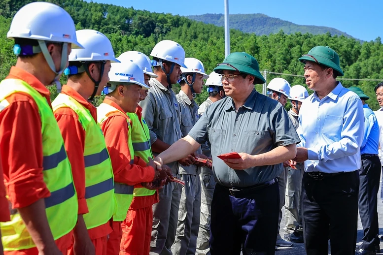 Thủ tướng kiểm tra thực địa các dự án cao tốc, sân bay tại Quảng Ngãi và Gia Lai- Ảnh 2. Thủ tướng kiểm tra thực địa các dự án cao tốc, sân bay tại Quảng Ngãi và Gia Lai- Ảnh 2.