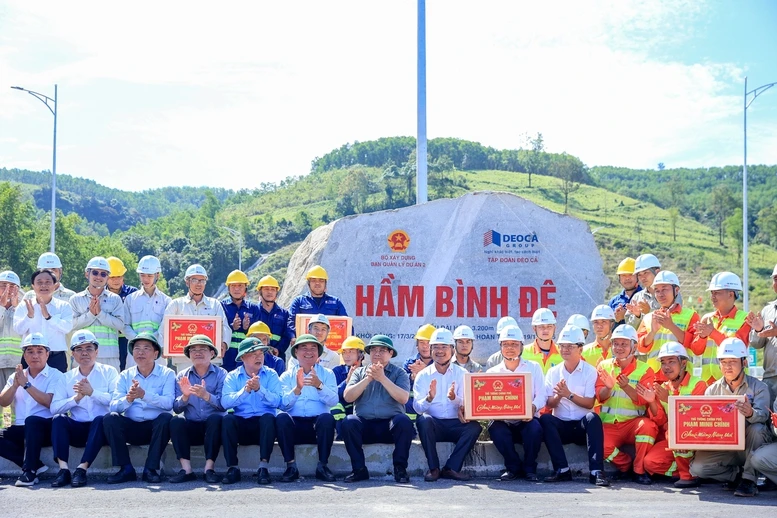 Thủ tướng kiểm tra thực địa các dự án cao tốc, sân bay tại Quảng Ngãi và Gia Lai- Ảnh 3. Thủ tướng kiểm tra thực địa các dự án cao tốc, sân bay tại Quảng Ngãi và Gia Lai- Ảnh 3.