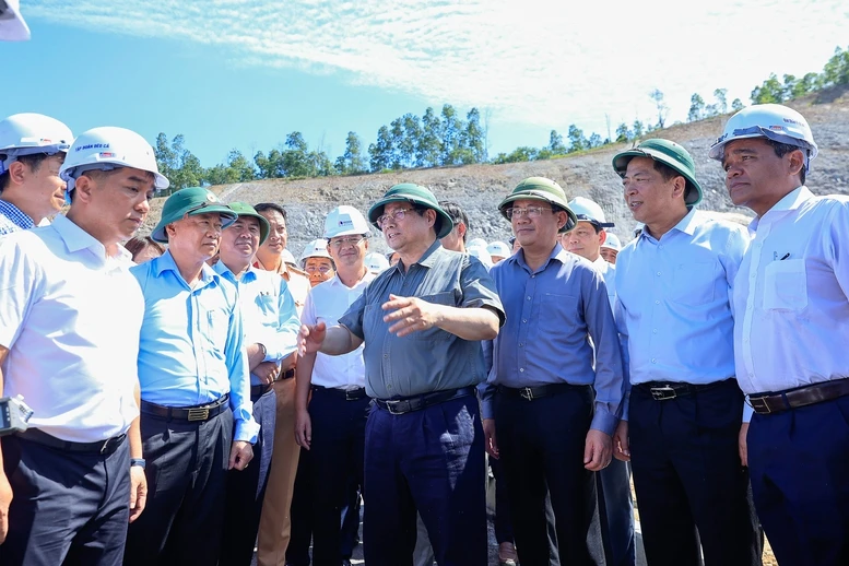 Thủ tướng kiểm tra thực địa các dự án cao tốc, sân bay tại Quảng Ngãi và Gia Lai- Ảnh 4. Thủ tướng kiểm tra thực địa các dự án cao tốc, sân bay tại Quảng Ngãi và Gia Lai- Ảnh 4.
