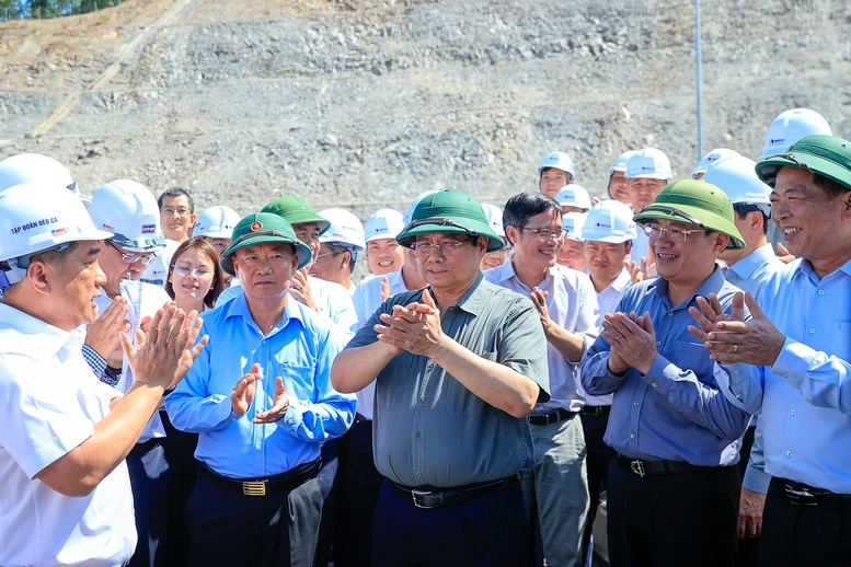 Thủ tướng kiểm tra thực địa các dự án cao tốc, sân bay tại Quảng Ngãi và Gia Lai- Ảnh 5. Thủ tướng kiểm tra thực địa các dự án cao tốc, sân bay tại Quảng Ngãi và Gia Lai- Ảnh 5.