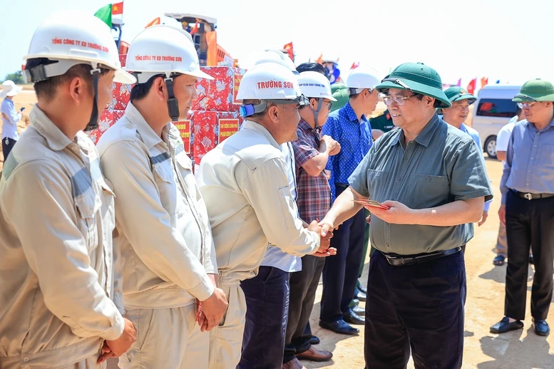 Thủ tướng kiểm tra thực địa các dự án cao tốc, sân bay tại Quảng Ngãi và Gia Lai- Ảnh 6. Thủ tướng kiểm tra thực địa các dự án cao tốc, sân bay tại Quảng Ngãi và Gia Lai- Ảnh 6.