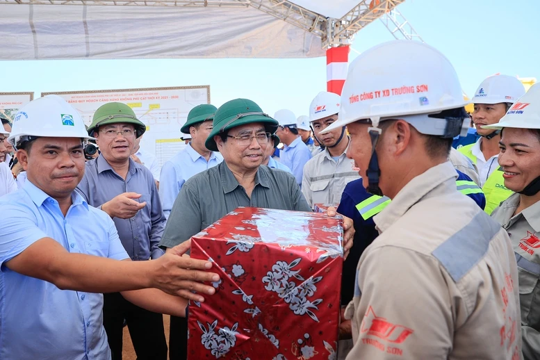 Thủ tướng kiểm tra thực địa các dự án cao tốc, sân bay tại Quảng Ngãi và Gia Lai- Ảnh 7. Thủ tướng kiểm tra thực địa các dự án cao tốc, sân bay tại Quảng Ngãi và Gia Lai- Ảnh 7.