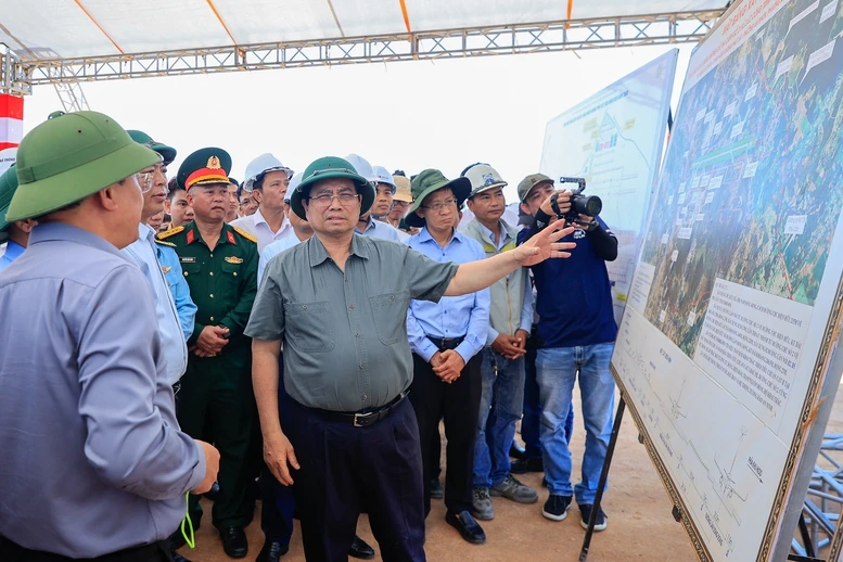 Thủ tướng kiểm tra thực địa các dự án cao tốc, sân bay tại Quảng Ngãi và Gia Lai- Ảnh 8. Thủ tướng kiểm tra thực địa các dự án cao tốc, sân bay tại Quảng Ngãi và Gia Lai- Ảnh 8.