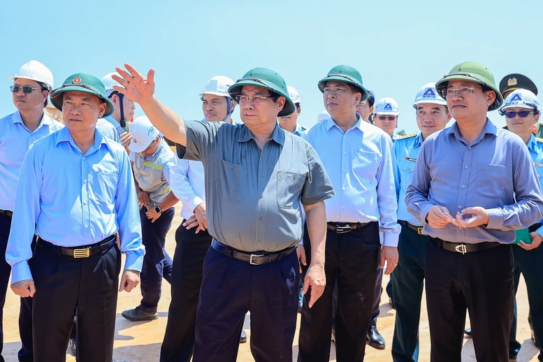 Thủ tướng kiểm tra thực địa các dự án cao tốc, sân bay tại Quảng Ngãi và Gia Lai- Ảnh 9. Thủ tướng kiểm tra thực địa các dự án cao tốc, sân bay tại Quảng Ngãi và Gia Lai- Ảnh 9.