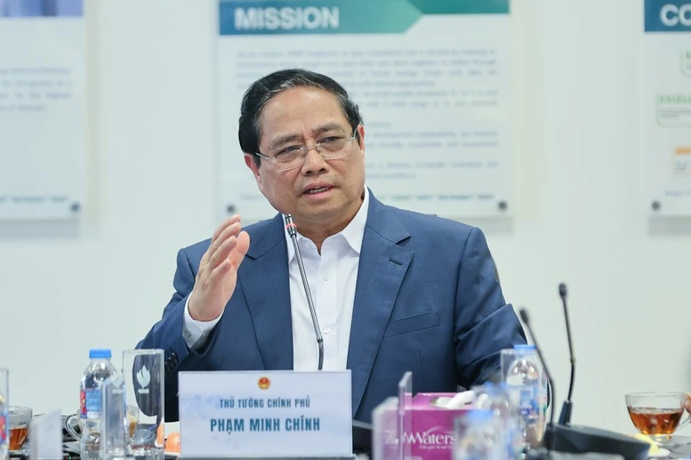 Thủ tướng làm việc tại Nhà máy Lọc hóa dầu Nghi Sơn và khảo sát địa điểm xây dựng kho dầu chiến lược- Ảnh 2.