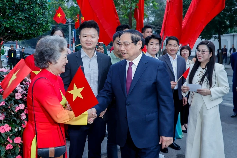 Thủ tướng Phạm Minh Chính cùng cử tri bỏ phiếu bầu cử tại phường Tây Hồ, Hà Nội- Ảnh 1.