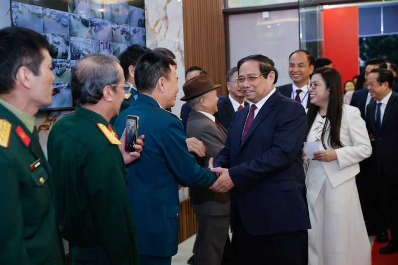 Thủ tướng Phạm Minh Chính cùng cử tri bỏ phiếu bầu cử tại phường Tây Hồ, Hà Nội- Ảnh 2.