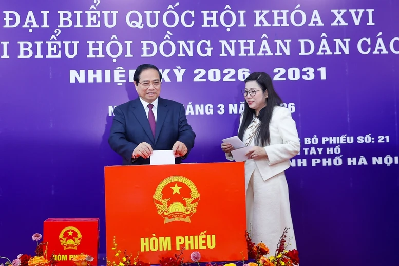 Thủ tướng Phạm Minh Chính cùng cử tri bỏ phiếu bầu cử tại phường Tây Hồ, Hà Nội- Ảnh 5.