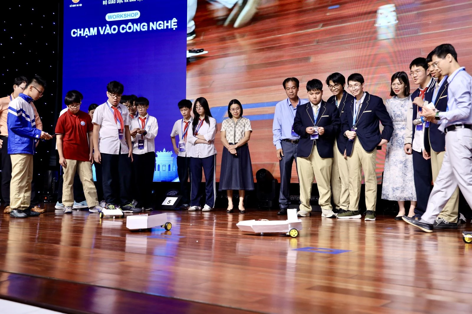 học sinh tham gia workshop “Chạm vào công nghệ”