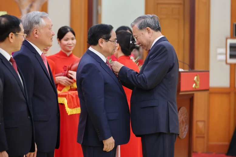 Tổng Bí thư Tô Lâm trao Huân chương Quân công hạng nhất và Huy hiệu Đảng tặng các đồng chí lãnh đạo, nguyên lãnh đạo- Ảnh 1. Tổng Bí thư Tô Lâm trao Huân chương Quân công hạng nhất và Huy hiệu Đảng tặng các đồng chí lãnh đạo, nguyên lãnh đạo- Ảnh 1.