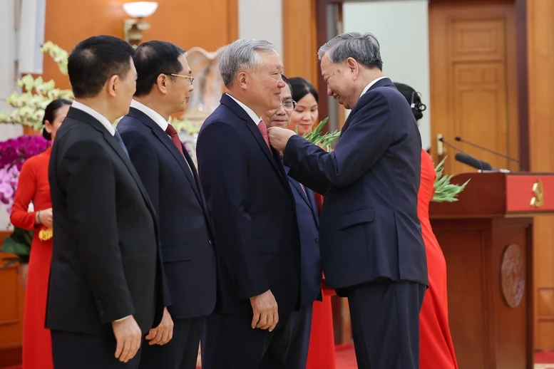 Tổng Bí thư Tô Lâm trao Huân chương Quân công hạng nhất và Huy hiệu Đảng tặng các đồng chí lãnh đạo, nguyên lãnh đạo- Ảnh 2. Tổng Bí thư Tô Lâm trao Huân chương Quân công hạng nhất và Huy hiệu Đảng tặng các đồng chí lãnh đạo, nguyên lãnh đạo- Ảnh 2.