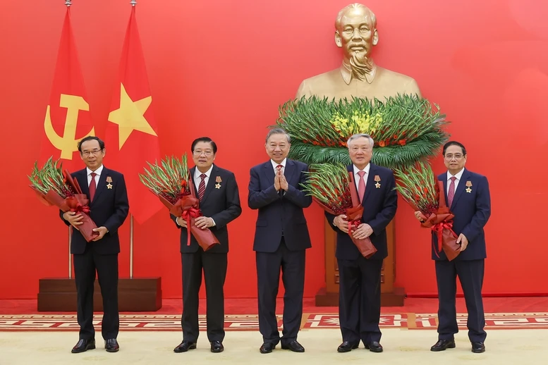 Tổng Bí thư Tô Lâm trao Huân chương Quân công hạng nhất và Huy hiệu Đảng tặng các đồng chí lãnh đạo, nguyên lãnh đạo- Ảnh 3. Tổng Bí thư Tô Lâm trao Huân chương Quân công hạng nhất và Huy hiệu Đảng tặng các đồng chí lãnh đạo, nguyên lãnh đạo- Ảnh 3.