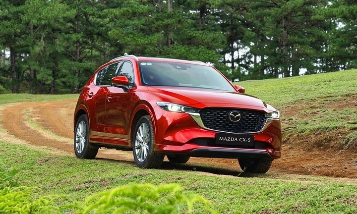 Mazda CX-5 duy trì vị trí dẫn đầu nhóm ô tô dùng động cơ đốt trong tại Việt Nam.