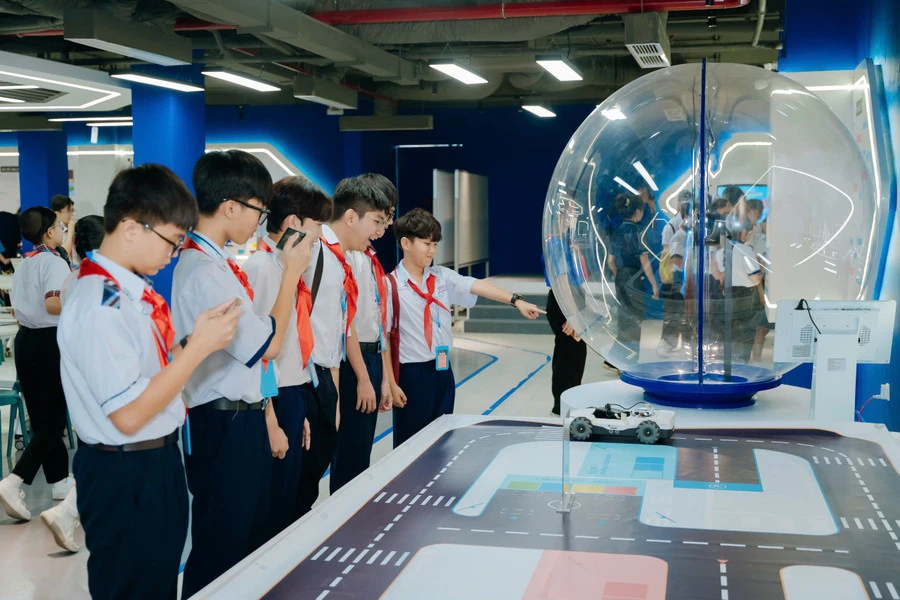 Đoàn học sinh tiêu biểu TPHCM tham quan, trải nghiệm tại Trung tâm trải nghiệm Khoa học-Công nghệ (phường Bình Trung, TPHCM).