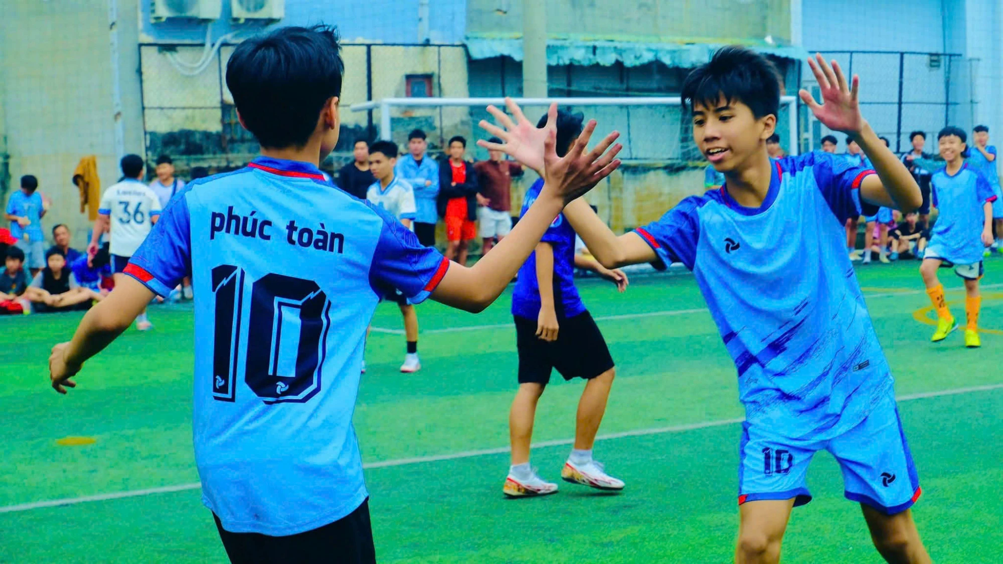 Học sinh Trường THCS Trần Quốc Tuấn tham gia đá bóng trong giải Thể thao học sinh cấp trường năm học 2025-2026