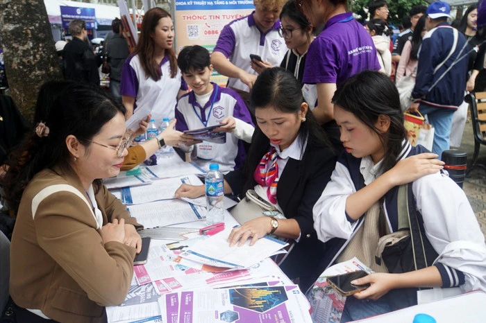 Ban tư vấn Trường Đại học Kiến trúc Hà Nội luôn sẵn sàng hỗ trợ, lắng nghe và đồng hành cùng học sinh, phụ huynh. Ảnh: HAU.