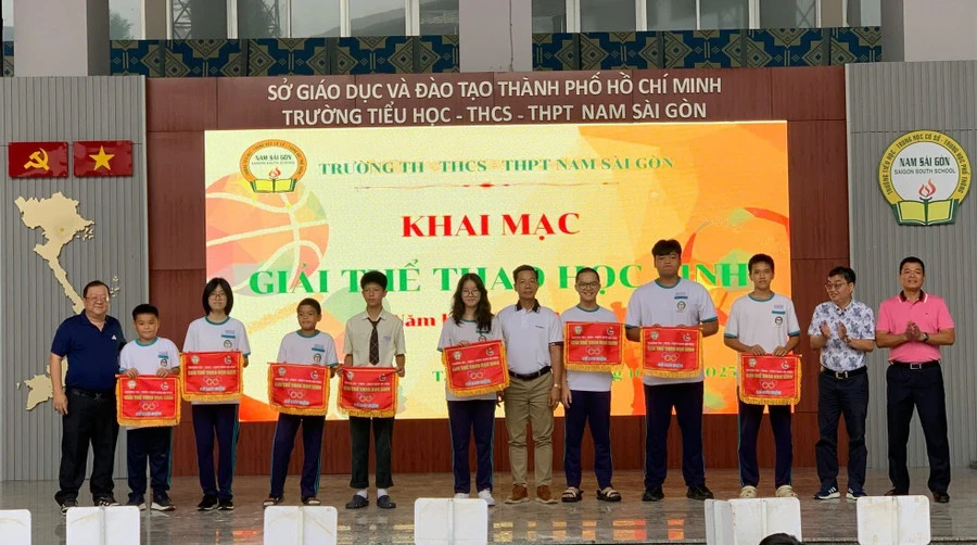Trường THPT Nam Sài Gòn tổ chức khai mạc hội thao học sinh năm học 2025 - 2026.