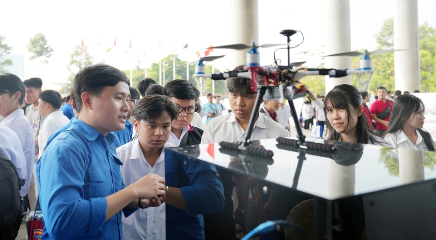 Học sinh trải nghiệm những giải pháp, mô hình công nghệ, sản phẩm nghiên cứu - ứng dụng trong một ngày hội tuyển sinh 2026. Ảnh: TDMU