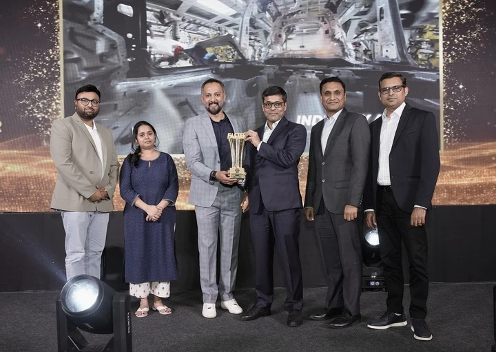 Ông Tapan Ghosh (thứ ba từ phải qua), CEO VinFast Ấn Độ, nhận giải thưởng từ ban tổ chức FASTER Awards 2026.