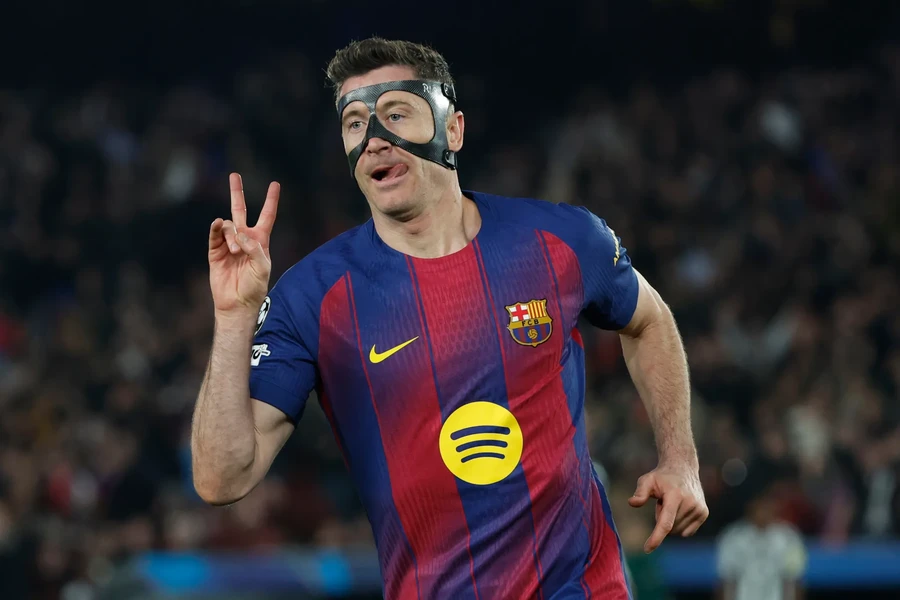 Robert Lewandowski và các đồng đội tại Barcelona sẽ chạm trán Atletico Madrid ở tứ kết Champions League. 1-6705.png