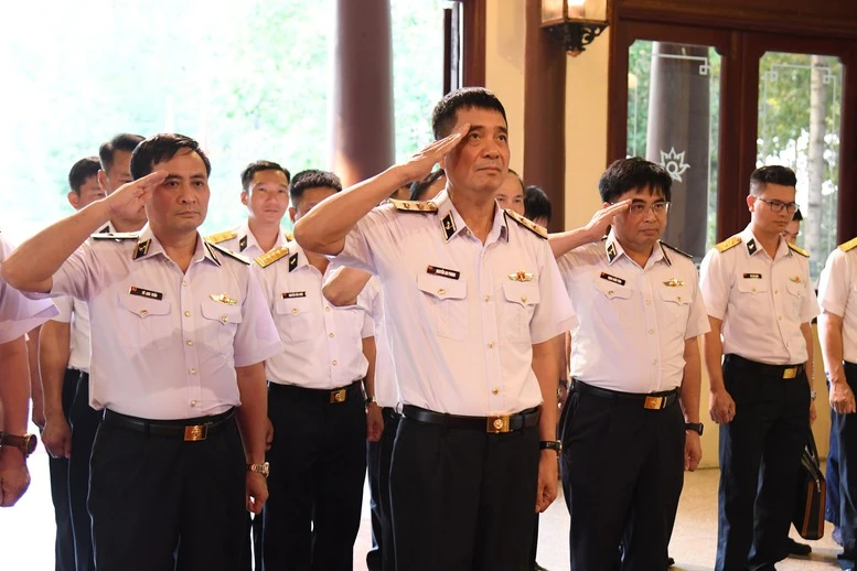 Đoàn công tác Quân chủng Hải quân dâng hương tưởng niệm Chủ tịch Tôn Đức Thắng