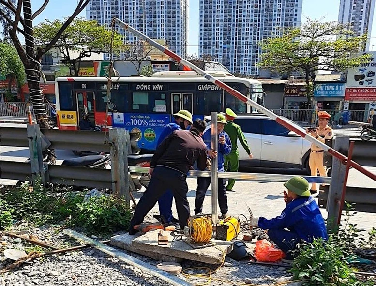 65 vụ tai nạn trong 4 tháng: Lối đi tự mở tiếp tục là “điểm đen" an toàn đường sắt- Ảnh 1.