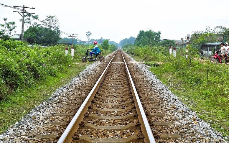 65 vụ tai nạn trong 4 tháng: Lối đi tự mở tiếp tục là “điểm đen" an toàn đường sắt- Ảnh 2.