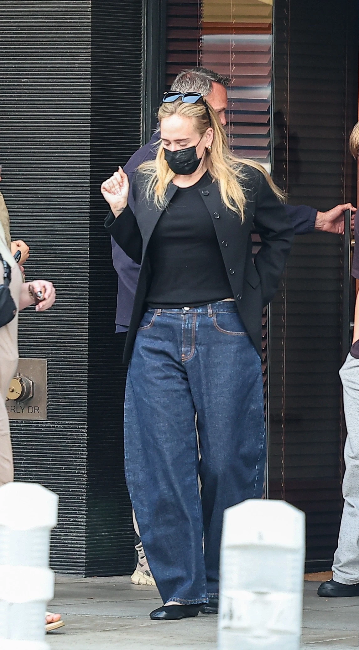 Adele diện quần denim ống phồng 