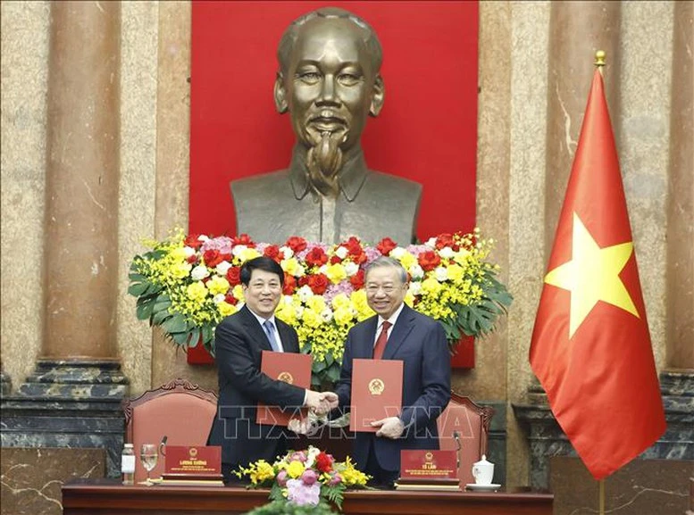 Bàn giao công tác giữa Tổng Bí thư, Chủ tịch nước Tô Lâm và nguyên Chủ tịch nước Lương Cường- Ảnh 2.