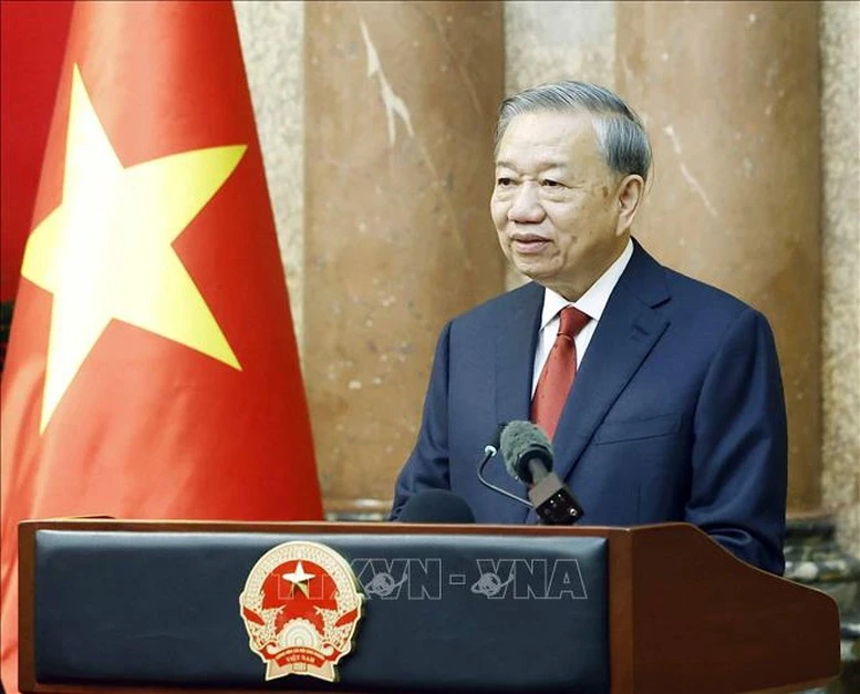 Bàn giao công tác giữa Tổng Bí thư, Chủ tịch nước Tô Lâm và nguyên Chủ tịch nước Lương Cường- Ảnh 4.