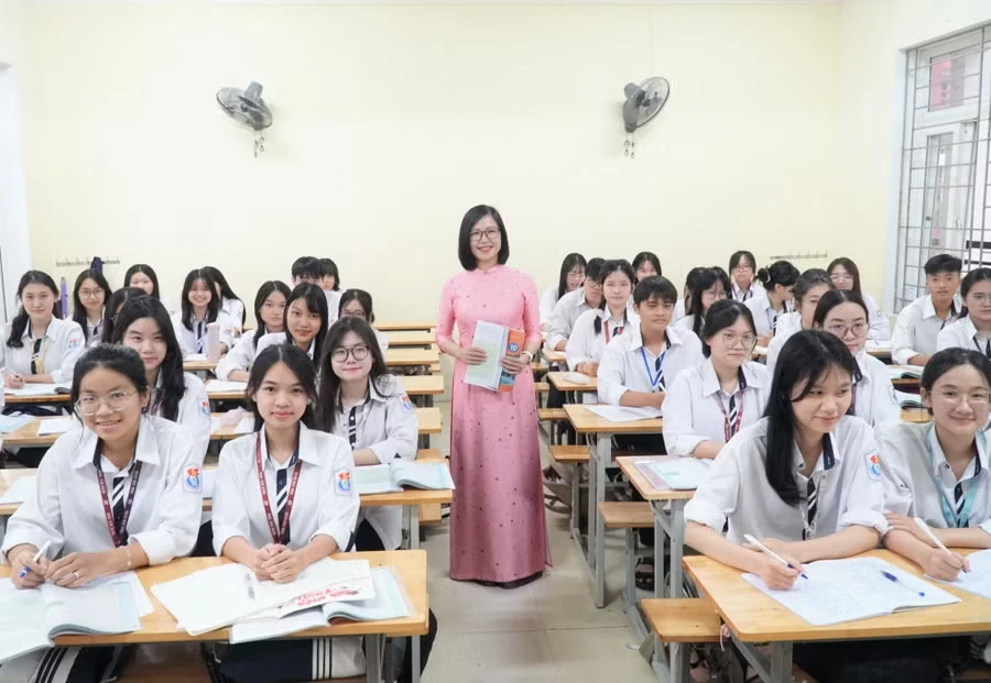 thpt-huynh-thuc-khang.jpg