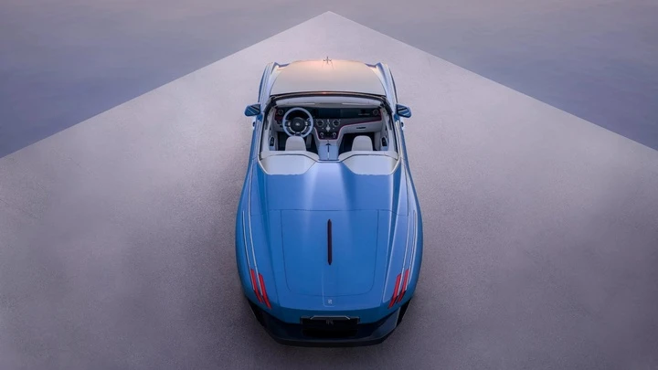 Khoang nội thất hai chỗ ngồi được chế tác thủ công bằng những vật liệu xa xỉ như len cashmere và gỗ quý.